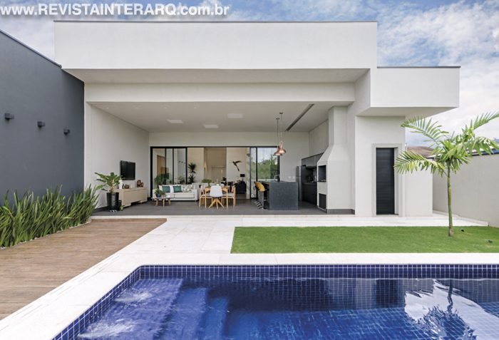 A luz natural passeia livre e acolhedora entre os espaços desta casa - Revista InterArq | Arquitetura, Decoração, Design, Paisagismo e Lifestyle