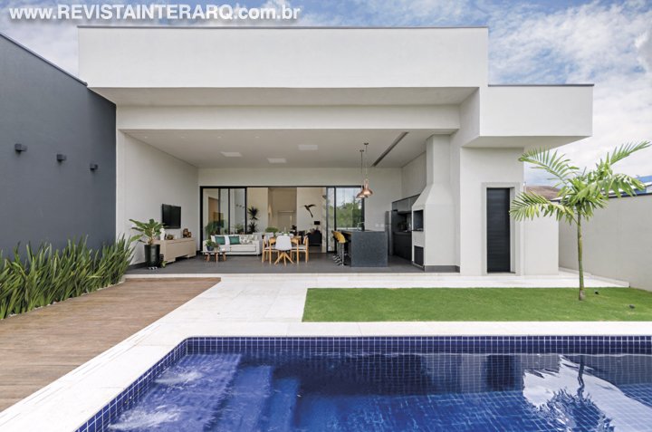 A luz natural passeia livre e acolhedora entre os espaços desta casa - Revista InterArq | Arquitetura, Decoração, Design, Paisagismo e Lifestyle