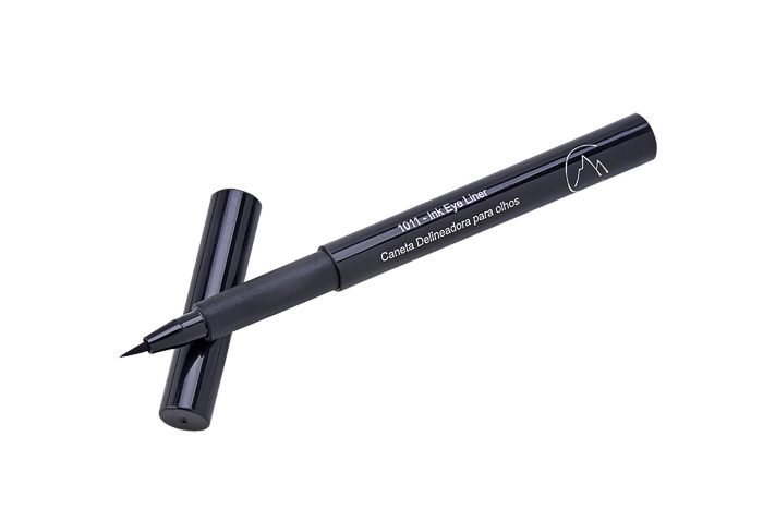 Ink Eye Liner, delineador em caneta com aplicador feito de fi bra elástica, da Catharine Hill, com uma ponta super macia que possibilita todos os tipos de traços, além de ser resistente à água e possuir secagem rápida