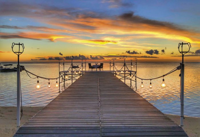 No Maradivas Villas Resort & Spa, você pode aproveitar o pôr do sol 