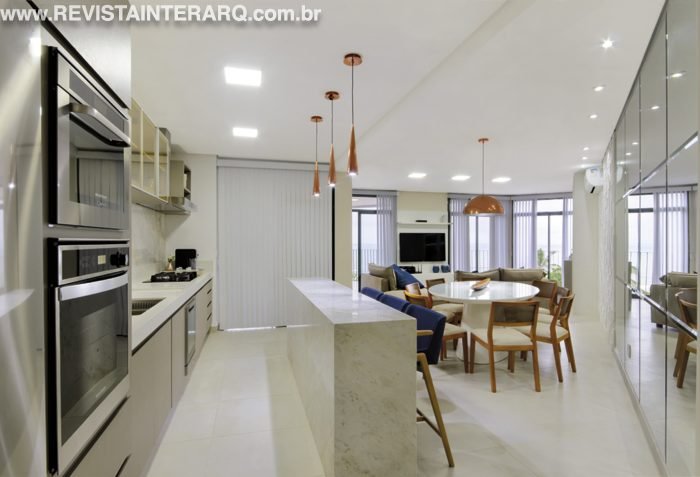 Distribuição dinâmica e integração das áreas sociais foram as soluções da arquiteta para este apartamento com vista para o mar - Revista InterArq | Arquitetura, Decoração, Design, Paisagismo e Lifestyle