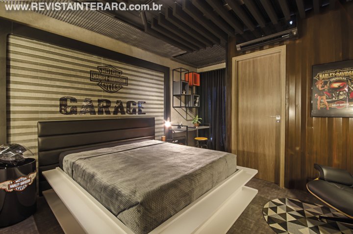 O design de interiores reflete o estilo rebelde e ousado da marca Harley Davidson, principal inspiração desta suíte - Revista InterArq | Arquitetura, Decoração, Design, Paisagismo e Lifestyle