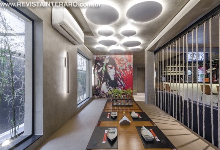 A iluminação intimista e o uso de cordas náuticas garantiram comodidade e modernidade ao restaurante - Revista InterArq | Arquitetura, Decoração, Design, Paisagismo e Lifestyle