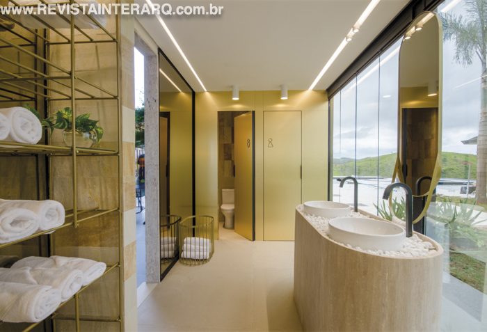 Inspirada nas paisagens praianas, a arquiteta utilizou uma paleta de cores que remete ao brilho do sol - Revista InterArq | Arquitetura, Decoração, Design, Paisagismo e Lifestyle