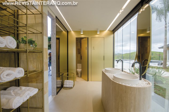 Inspirada nas paisagens praianas, a arquiteta utilizou uma paleta de cores que remete ao brilho do sol - Revista InterArq | Arquitetura, Decoração, Design, Paisagismo e Lifestyle