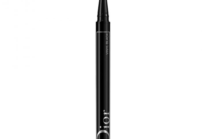 O delineador Diorshow On Stage Liner, com uma ponta de feltro ultra flexível, disponível em dois efeitos intensos (matte e vinil)