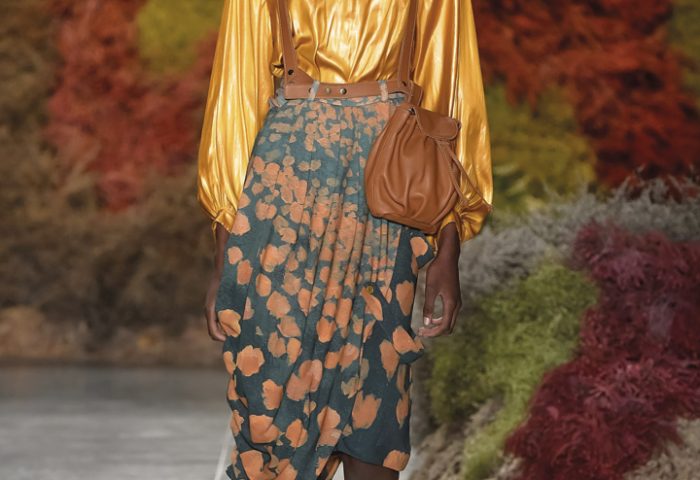 A alfaiataria despretensiosa de Angela Britto, na SPFW N48, possui combinação perfeita entre tons terrosos florais e brilho