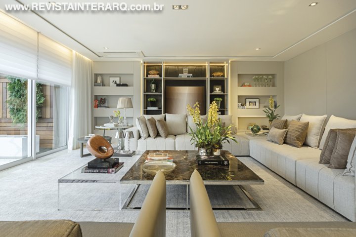 Após um extenso projeto de revitalização, ambientes extremamente elegantes e sóbrios são os destaques deste triplex - Revista InterArq | Arquitetura, Decoração, Design, Paisagismo e Lifestyle