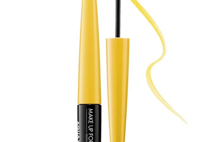 O delineador Aqua XL, da Make Up For Ever, com textura líquida e alta pigmentação. Disponível em 15 cores, com acabamentos matte, diamante e metálico