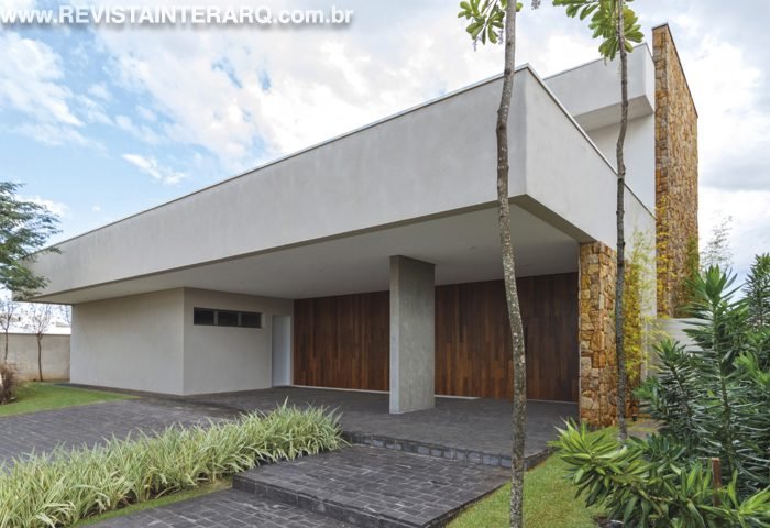 Madeira e pedra deram aconchego a esta arquitetura contemporânea - Revista InterArq | Arquitetura, Decoração, Design, Paisagismo e Lifestyle