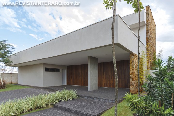 Madeira e pedra deram aconchego a esta arquitetura contemporânea - Revista InterArq | Arquitetura, Decoração, Design, Paisagismo e Lifestyle