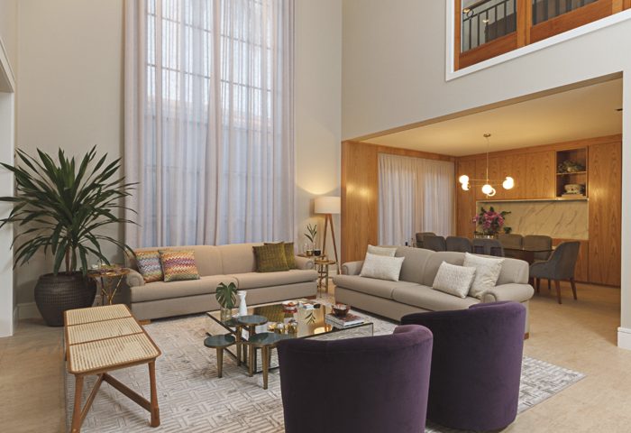 Neste projeto de revitalização do design de interiores, a marcenaria foi o principal diferencial, além do uso de cores nas paredes e tecidos - Revista InterArq | Arquitetura, Decoração, Design, Paisagismo e Lifestyle