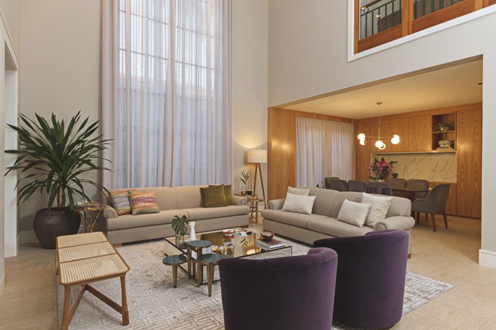 Neste projeto de revitalização do design de interiores, a marcenaria foi o principal diferencial, além do uso de cores nas paredes e tecidos - Revista InterArq | Arquitetura, Decoração, Design, Paisagismo e Lifestyle