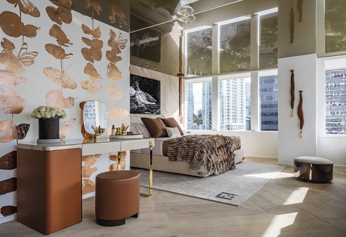 Sky High Retreat - B+G Design. Confortável e luxuosa, a suíte reúne uma paleta de cores neutras e quentes em harmonia com texturas e materiais variados