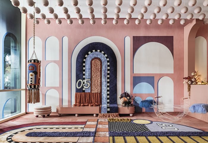 Altis Ornamentum - Moniomi. Com temática inspirada em esportes, os visitantes podem interagir com o décor. O quarto foi coberto inteiramente por papel de parede que remete ao greco-romano e cores que lembram uma tarde ensolarada