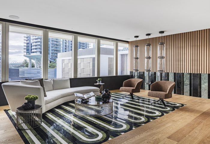 The Amalgam - Tamara Feldman Design. Com uma mistura de carvalho branco e linhas verticais em verde esmeralda, a elegante sala de estar atinge um alto nível de sofisticação.
