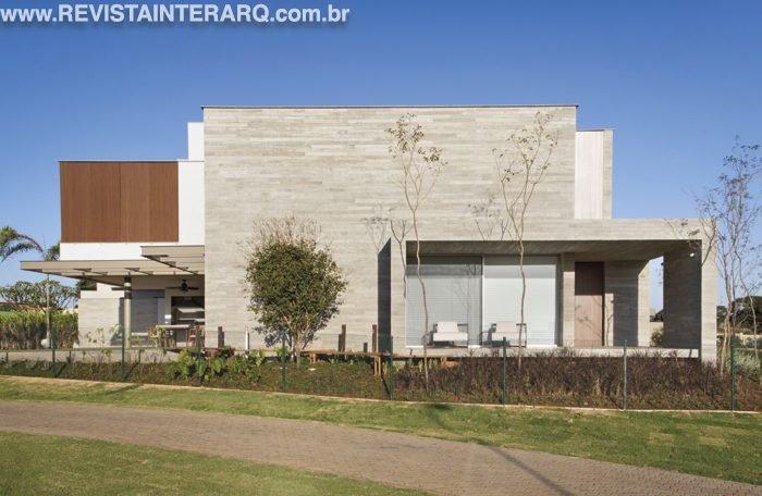 Ripas de concreto e espaços integrados são os principais elementos deste projeto - Revista InterArq | Arquitetura, Decoração, Design, Paisagismo e Lifestyle