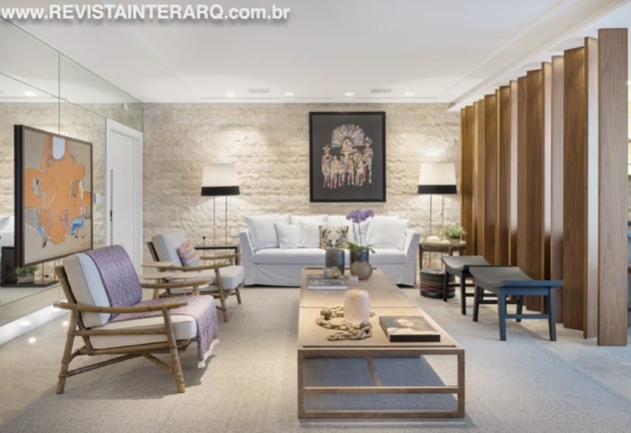 Com vista ímpar e espaços menos setorizados, o apartamento conta com uma área social com ar sofisticado e despojado - Revista InterArq | Arquitetura, Decoração, Design, Paisagismo e Lifestyle