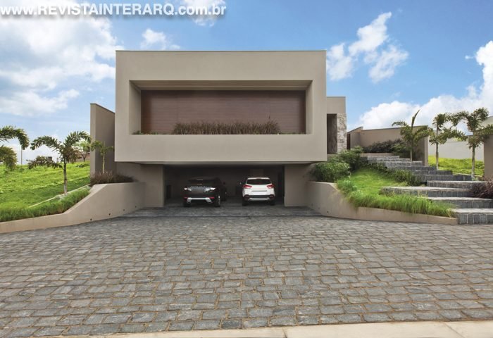 O desafio do terreno em desnível se transformou em triunfo para desenvolver este projeto com arquitetura em balanço - Revista InterArq | Arquitetura, Decoração, Design, Paisagismo e Lifestyle