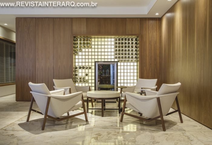 De estilo sóbrio e muita personalidade, a área social foi valorizada pelo cliente, que está sempre rodeado por família e amigos - Revista InterArq | Arquitetura, Decoração, Design, Paisagismo e Lifestyle