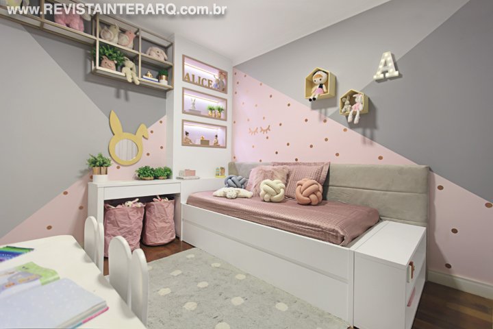 Com paleta delicada inspirada nas preferências da mini cliente, este quarto foi projetado em estilo escandinavo, bem tranquilo e funcional - Revista InterArq | Arquitetura, Decoração, Design, Paisagismo e Lifestyle