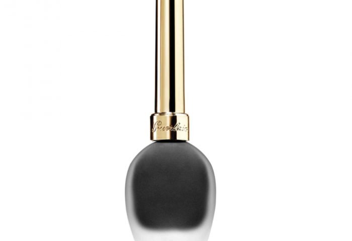 O delineador da Guerlain, que possui um pincel ultra fino e textura fluída;