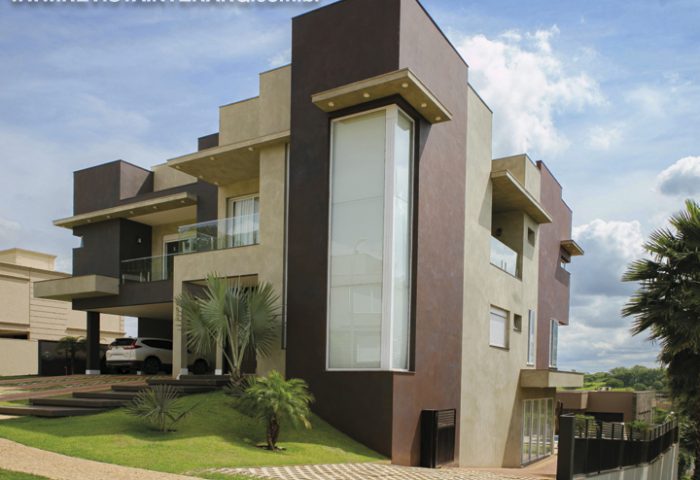 Amplas aberturas em vidro e sacadas permitem à interação com a paisagem em torno da residência - Revista InterArq | Arquitetura, Decoração, Design, Paisagismo e Lifestyle