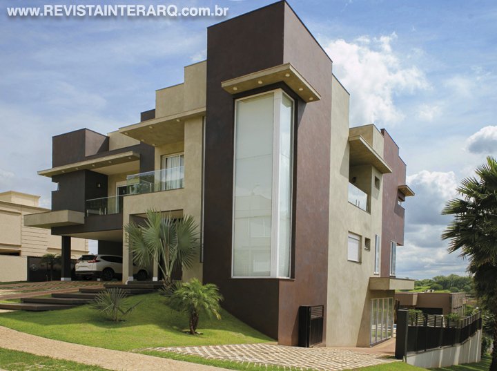 Amplas aberturas em vidro e sacadas permitem à interação com a paisagem em torno da residência - Revista InterArq | Arquitetura, Decoração, Design, Paisagismo e Lifestyle