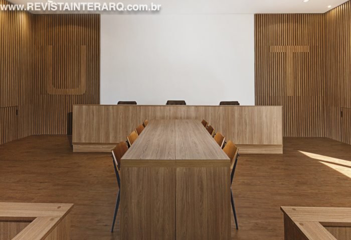Neste projeto, o desafio era aproveitar os níveis que a sala possuía com intuito de criar um layout funcional e confortável - Revista InterArq | Arquitetura, Decoração, Design, Paisagismo e Lifestyle