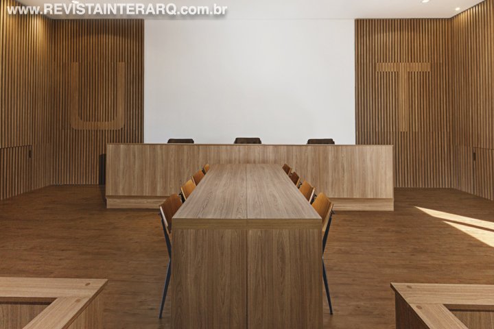 Neste projeto, o desafio era aproveitar os níveis que a sala possuía com intuito de criar um layout funcional e confortável - Revista InterArq | Arquitetura, Decoração, Design, Paisagismo e Lifestyle