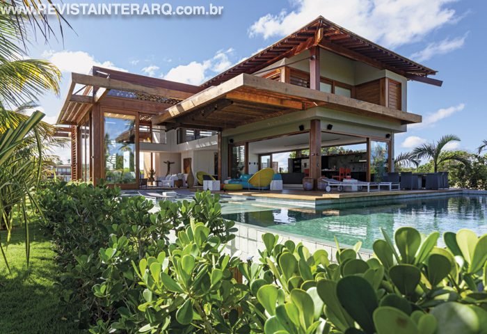 Voltada ao mar, madeira e pedra natural foram a essência desta casa - Revista InterArq | Arquitetura, Decoração, Design, Paisagismo e Lifestyle