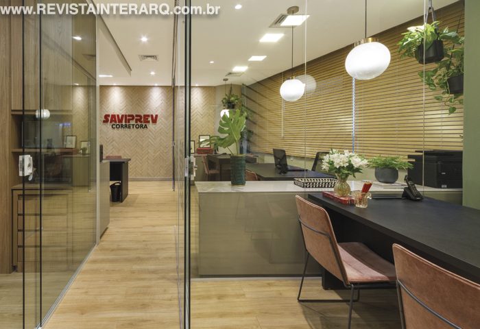 Um ambiente acolhedor, que remete ao lar, onde as pessoas se sintam verdadeiramente à vontade foi o pedido da proprietária da empresa - Revista InterArq | Arquitetura, Decoração, Design, Paisagismo e Lifestyle