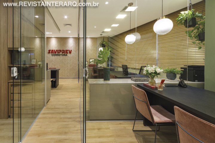 Um ambiente acolhedor, que remete ao lar, onde as pessoas se sintam verdadeiramente à vontade foi o pedido da proprietária da empresa - Revista InterArq | Arquitetura, Decoração, Design, Paisagismo e Lifestyle