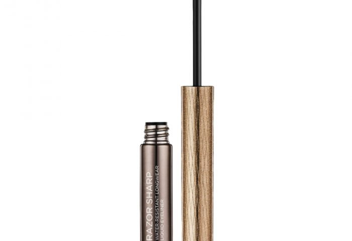 Da Urban Decay, o delineador líquido Razor Sharp Liquid Liner é à prova d’água, ultra pigmentado e possui brilho metálico que permanece o dia inteiro