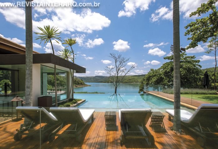 Para este projeto, Maritê Baggio Pinheiro Guimarães integrou a arquitetura à natureza que a cerca - Revista InterArq | Arquitetura, Decoração, Design, Paisagismo e Lifestyle