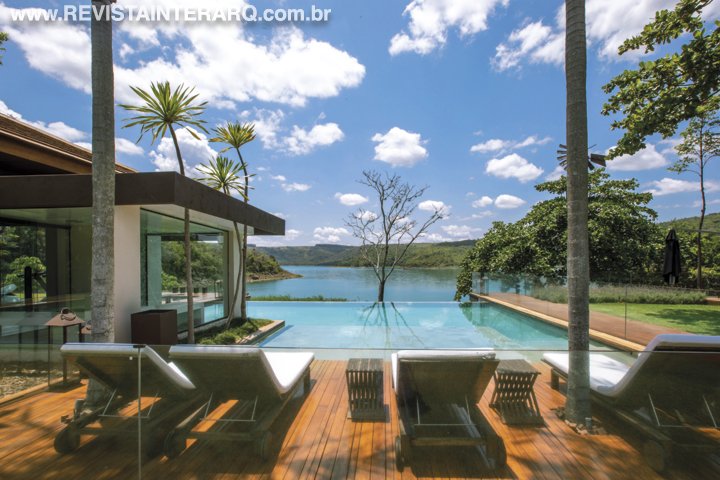 Para este projeto, Maritê Baggio Pinheiro Guimarães integrou a arquitetura à natureza que a cerca - Revista InterArq | Arquitetura, Decoração, Design, Paisagismo e Lifestyle