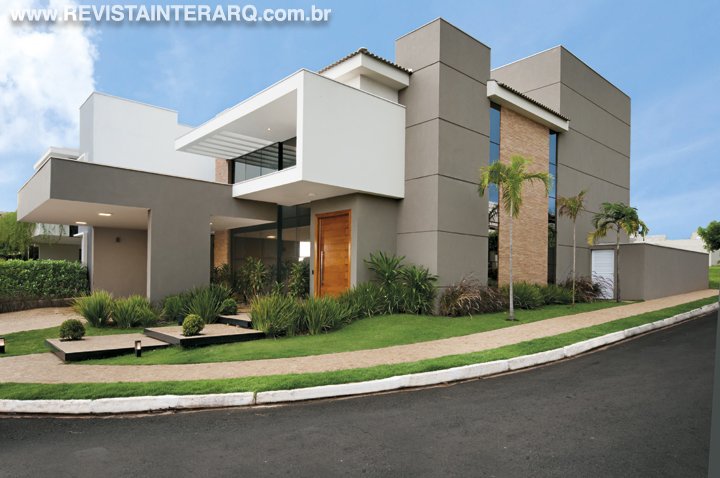 Nesta residência, o conceito aberto e amplo atrai o olhar e anuncia a identidade harmônica deste projeto - Revista InterArq | Arquitetura, Decoração, Design, Paisagismo e Lifestyle