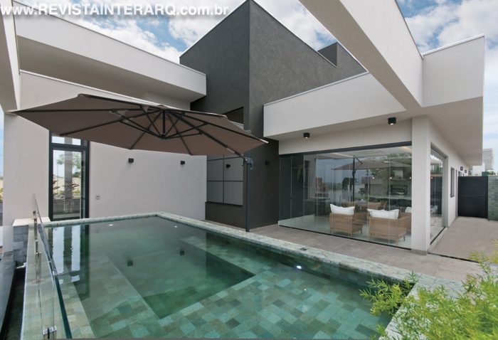 Devido ao desnível acentuado, a garagem ficou no térreo e todo o restante no pavimento superior - Revista InterArq | Arquitetura, Decoração, Design, Paisagismo e Lifestyle