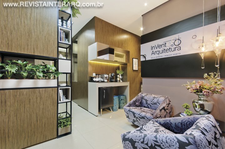 A ideia para este escritório foi criar um ambiente funcional e acolhedor para a equipe e, ao mesmo tempo, elegante e convidativo aos clientes - Revista InterArq | Arquitetura, Decoração, Design, Paisagismo e Lifestyle