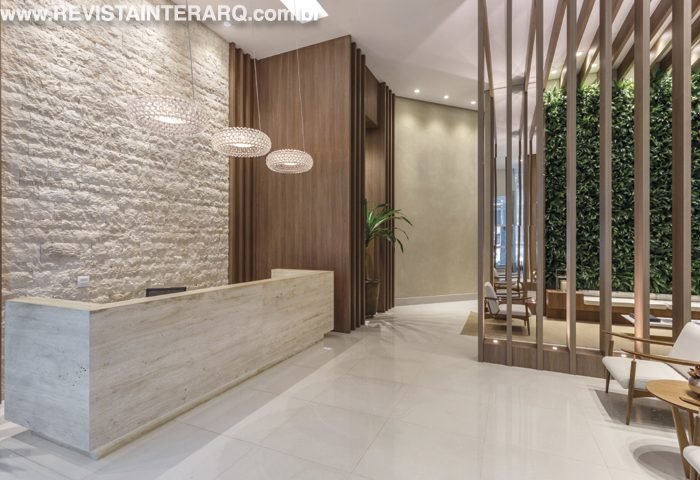 Para dar monumentalidade aos ambientes, a arquiteta criou um pergolado de madeira e utilizou pedras naturais e tons neutros a fim de transmitir acolhimento e elegância - Revista InterArq | Arquitetura, Decoração, Design, Paisagismo e Lifestyle