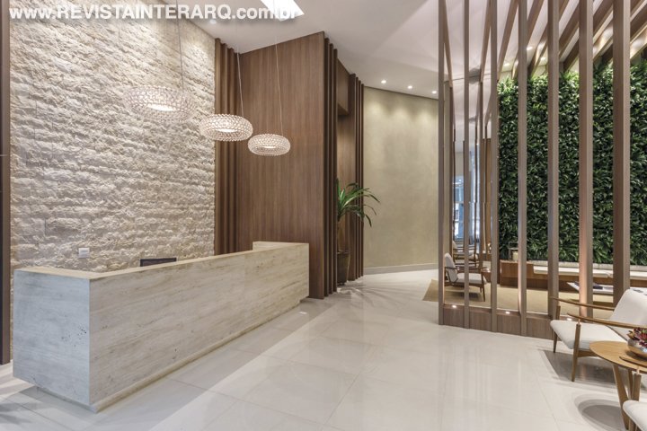 Para dar monumentalidade aos ambientes, a arquiteta criou um pergolado de madeira e utilizou pedras naturais e tons neutros a fim de transmitir acolhimento e elegância - Revista InterArq | Arquitetura, Decoração, Design, Paisagismo e Lifestyle