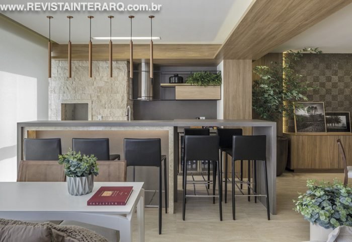 Este apartamento modelo para um empreendimento ganhou marcenaria com detalhes elaborados, paredes com revestimentos especiais e iluminação eficiente - Revista InterArq | Arquitetura, Decoração, Design, Paisagismo e Lifestyle