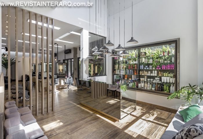 Com ambientes funcionais, modernos e voltados ao público jovem, este salão de beleza reflete o comportamento despojado e descolado dos proprietários - Revista InterArq | Arquitetura, Decoração, Design, Paisagismo e Lifestyle