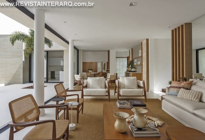Para evitar linearidade na residência, a arquiteta propôs dois pátios distintos, entremeados por uma área gourmet transversal - Revista InterArq | Arquitetura, Decoração, Design, Paisagismo e Lifestyle
