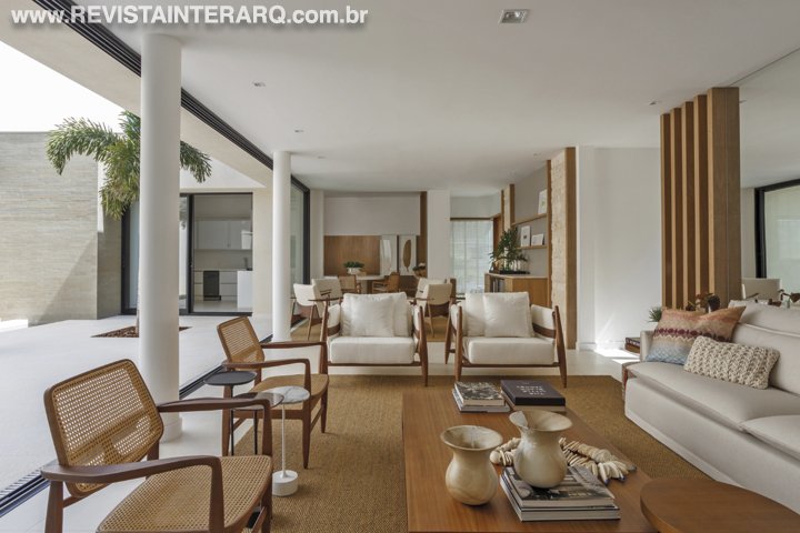 Para evitar linearidade na residência, a arquiteta propôs dois pátios distintos, entremeados por uma área gourmet transversal - Revista InterArq | Arquitetura, Decoração, Design, Paisagismo e Lifestyle