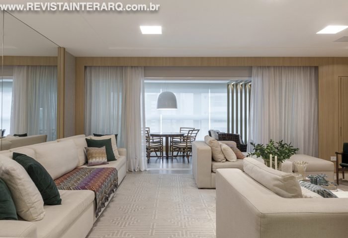 Para acompanhar a fase de alegria e expectativa dos clientes, a arquitetura alinhou iluminação natural e cortinas esvoaçantes que acomodam com conforto - Revista InterArq | Arquitetura, Decoração, Design, Paisagismo e Lifestyle