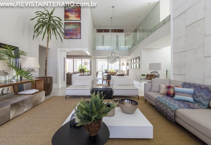 Com design de interiores marcante, a base neutra do piso acetinado e de toda marcenaria trouxe uma aura atemporal ao lar - Revista InterArq | Arquitetura, Decoração, Design, Paisagismo e Lifestyle