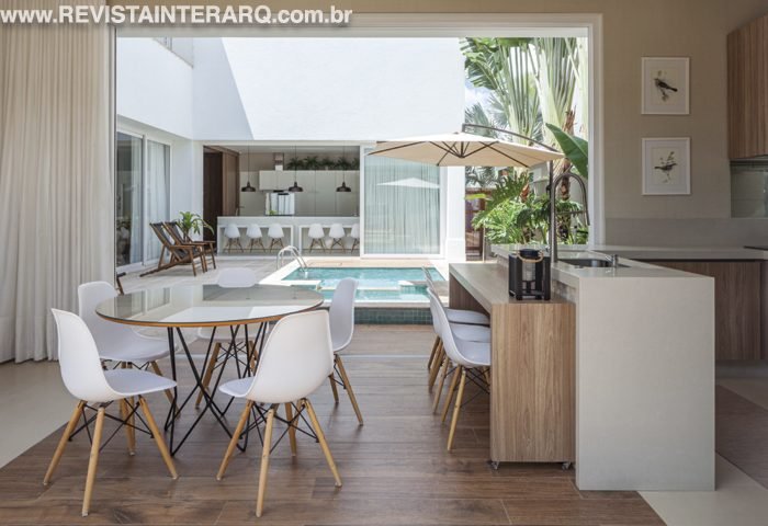 O destaque deste projeto está na implantação da piscina, localizada no coração da casa - Revista InterArq | Arquitetura, Decoração, Design, Paisagismo e Lifestyle