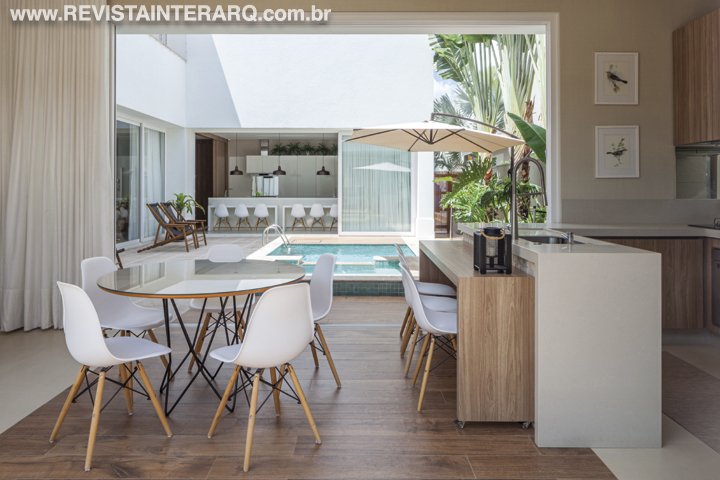 O destaque deste projeto está na implantação da piscina, localizada no coração da casa - Revista InterArq | Arquitetura, Decoração, Design, Paisagismo e Lifestyle