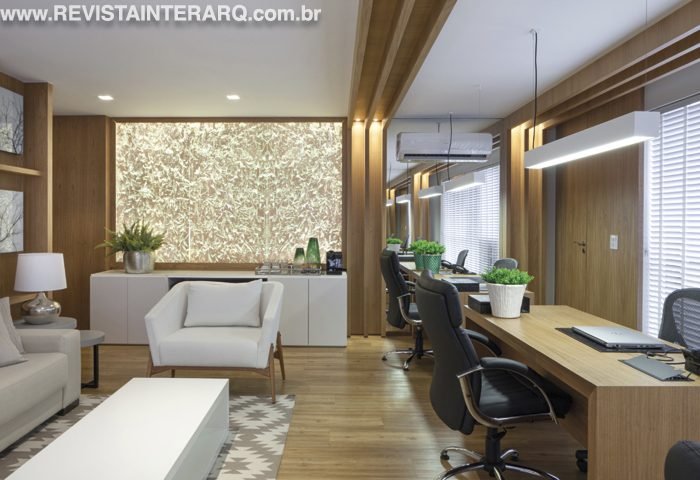 Menos formal e corporativo, este escritório ficou mais confortável e aconchegante a partir do uso de revestimento de madeira - Revista InterArq | Arquitetura, Decoração, Design, Paisagismo e Lifestyle